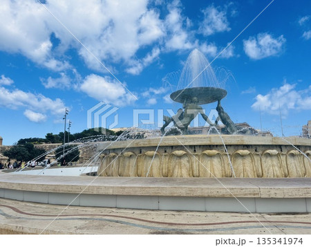 マルタ・ヴァレッタのトリトンの噴水と青空が広がる広場の風景 マルタ・ヴァレッタのトリトンの噴水と青空が広がる広場の風景 135341974