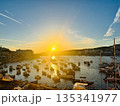 マルタの港に沈む夕日と漁船の風景 135341977