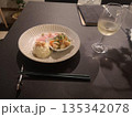 グラス白ワインとおつまみ盛り合わせ 135342078