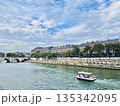 フランス・パリのセーヌ川を進む観光船と歴史ある街並みの風景 135342095