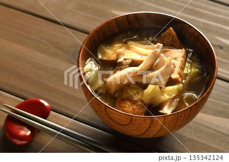 キャベツと厚揚げとまいたけのみそ汁 135342124