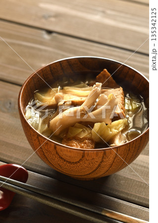 キャベツと厚揚げとまいたけのみそ汁 135342125