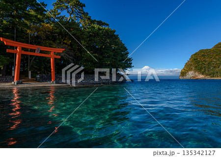 【絶景】静岡県沼津市戸田　御浜岬の諸口神社と富士山 135342127