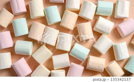 パステルカラーのマシュマロを並べた可愛い俯瞰写真 パステルカラーのマシュマロを並べた可愛い俯瞰写真 135342137