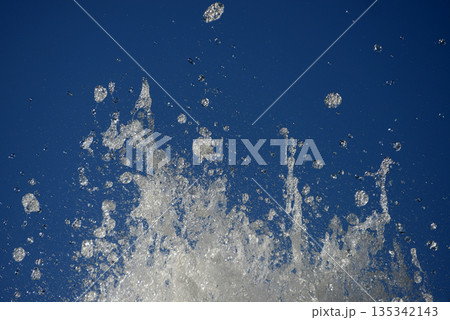 水しぶき 噴水 水しぶき 噴水 135342143
