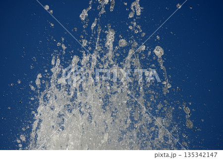 水しぶき 噴水 水しぶき 噴水 135342147