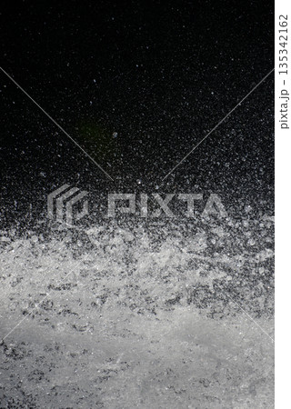 水しぶき 水しぶき 135342162