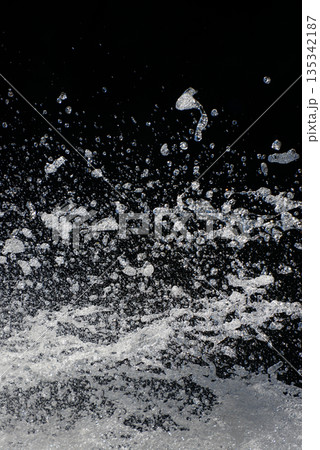 水しぶき 水しぶき 135342187