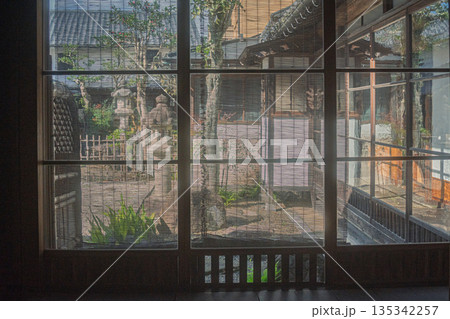 江戸から明治昭和初期にかけて高級織物丹後ちりめんが隆盛を極めたちりめん街道の街並みを撮影 135342257