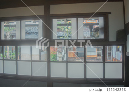 江戸から明治昭和初期にかけて高級織物丹後ちりめんが隆盛を極めたちりめん街道の街並みを撮影 135342258