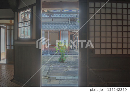 江戸から明治昭和初期にかけて高級織物丹後ちりめんが隆盛を極めたちりめん街道の街並みを撮影 江戸から明治昭和初期にかけて高級織物丹後ちりめんが隆盛を極めたちりめん街道の街並みを撮影 135342259