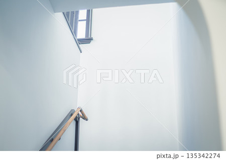 江戸から明治昭和初期にかけて高級織物丹後ちりめんが隆盛を極めたちりめん街道の街並みを撮影 135342274