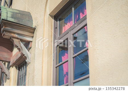 江戸から明治昭和初期にかけて高級織物丹後ちりめんが隆盛を極めたちりめん街道の街並みを撮影 135342278
