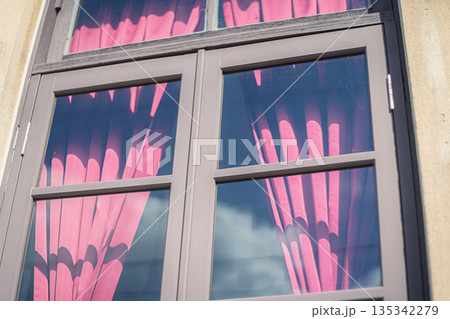 江戸から明治昭和初期にかけて高級織物丹後ちりめんが隆盛を極めたちりめん街道の街並みを撮影 135342279