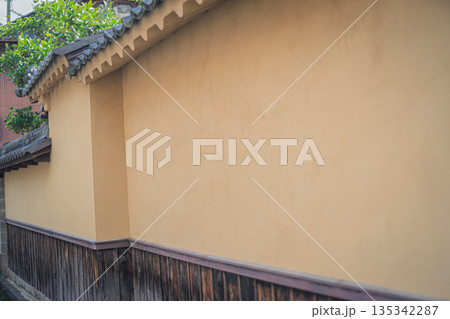 江戸から明治昭和初期にかけて高級織物丹後ちりめんが隆盛を極めたちりめん街道の街並みを撮影 135342287