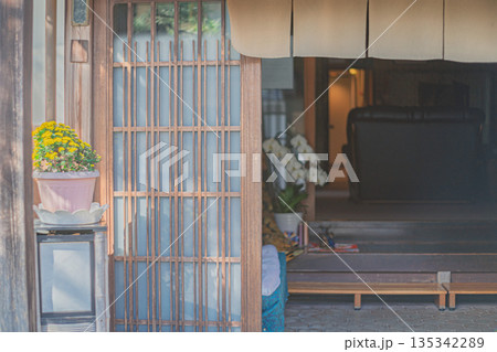 江戸から明治昭和初期にかけて高級織物丹後ちりめんが隆盛を極めたちりめん街道の街並みを撮影 135342289