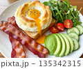 エッグインクラウドと焼いたベーコン 135342315
