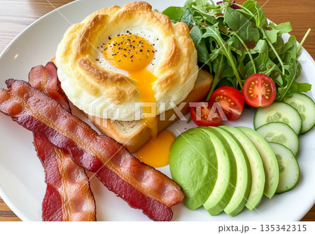 エッグインクラウドと焼いたベーコン エッグインクラウドと焼いたベーコン 135342315
