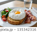 エッグインクラウドと焼いたベーコン 135342316