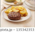 ハンバーグとフライドポテト 135342353