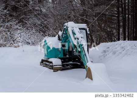 雪景色とショベルカー b-1 雪景色とショベルカー b-1 135342402