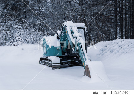 雪景色とショベルカー　b-2 クールカラー 135342403