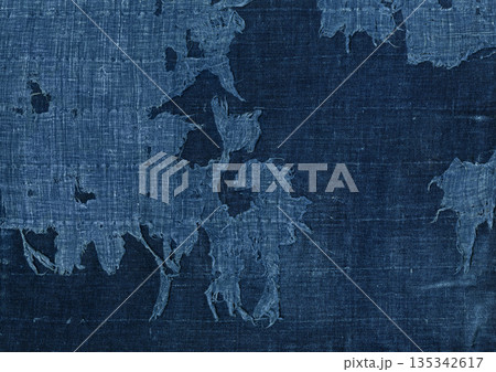 使い込んで擦り切れた、藍染め古布のファブリック 135342617