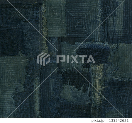 年代物の藍染めで描いた、アートな刺し子のパッチワーク 135342621