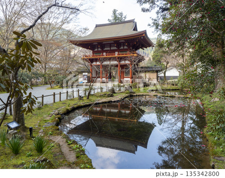 室生寺の仁王門とバン字池 室生寺の仁王門とバン字池 135342800