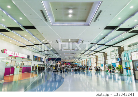 台湾　高雄国際空港　到着ロビー 135343241