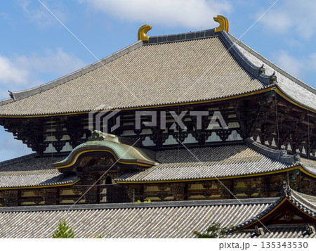 東大寺大仏殿の大屋根 東大寺大仏殿の大屋根 135343530