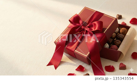 バレンタインのギフトボックスとリボン 135343554