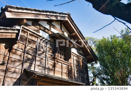 古民家と青空 135343694