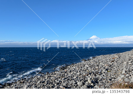 静岡県沼津市 駿河湾のゴロタ石の海岸と富士山【コピースペースあり】 静岡県沼津市 駿河湾のゴロタ石の海岸と富士山【コピースペースあり】 135343798
