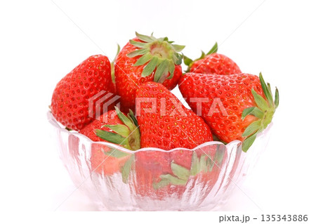 イチゴ 紅ほっぺ 明るい背景 ガラスの器 イチゴ 紅ほっぺ 明るい背景 ガラスの器 135343886