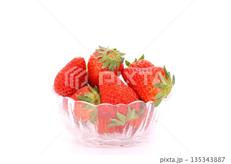 イチゴ 紅ほっぺ 明るい背景 ガラスの器 イチゴ 紅ほっぺ 明るい背景 ガラスの器 135343887