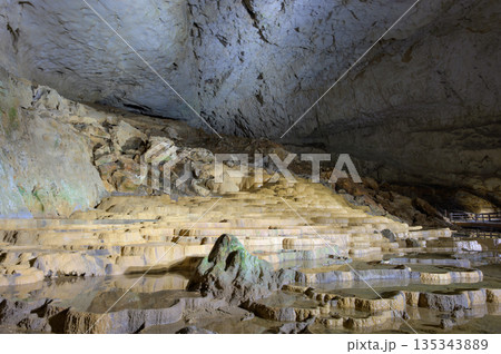神秘的な地底の造形美、秋芳洞の「百枚皿」と巨大な天井 135343889