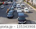 都会の道路を走る車と街並みの抽象的なボケ背景（アウトフォーカス） 135343908