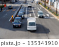 都会の道路を走る車と街並みの抽象的なボケ背景（アウトフォーカス） 135343910