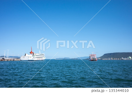 香川県高松港小豆島フェリー女木島男木島めおん号 香川県高松港小豆島フェリー女木島男木島めおん号 135344010