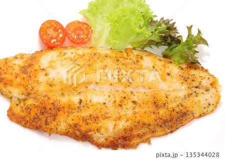 白身魚のムニエル　パンガシウス　魚料理　明るい背景 135344028