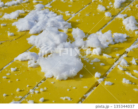冬の公園のテーブルの上の積雪の様子 135344037