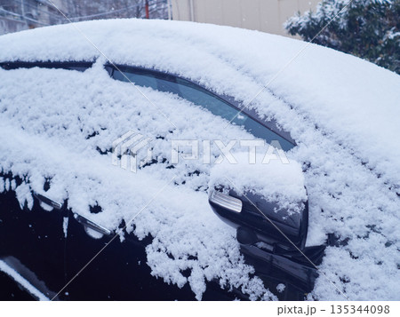 冬の朝の駐車場の車と積雪の風景 冬の朝の駐車場の車と積雪の風景 135344098