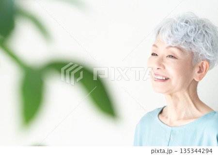 リラックスするシニア女性 リラックスするシニア女性 135344294