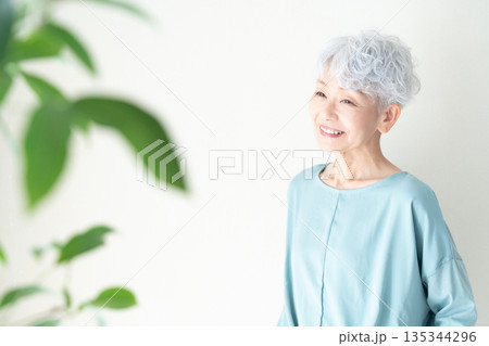 リラックスするシニア女性 リラックスするシニア女性 135344296
