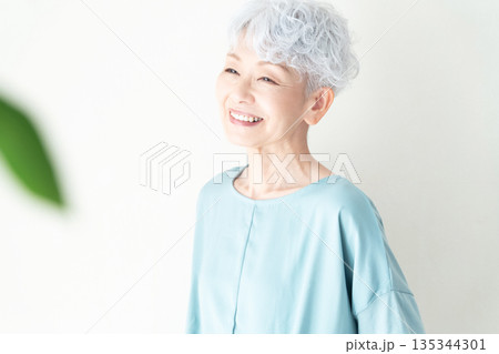 リラックスするシニア女性 リラックスするシニア女性 135344301