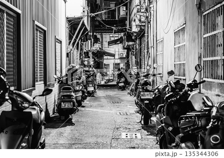 バイク王国台湾の路地　高雄 135344306
