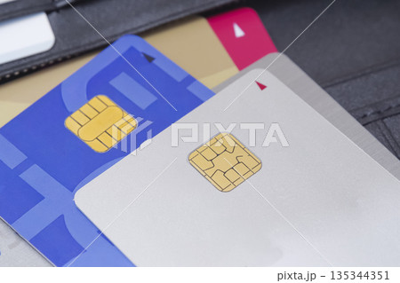 クレジットカードとお財布 135344351