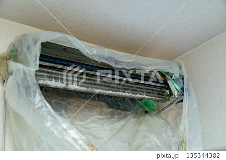 クリーニングのために分解されたエアコン 135344382