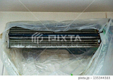 クリーニングのために分解されたエアコン クリーニングのために分解されたエアコン 135344383
